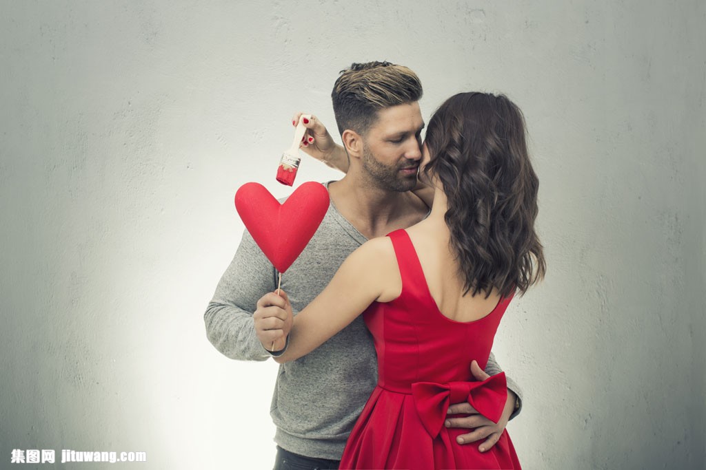 拥抱在一起的国外情侣