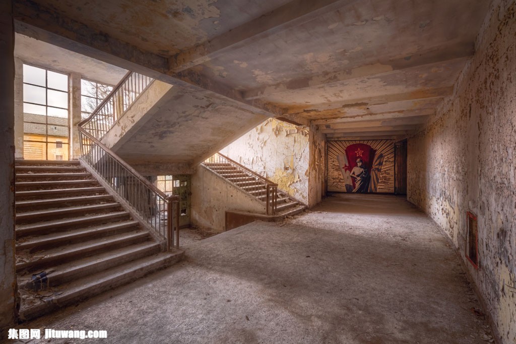 废弃的走廊楼梯