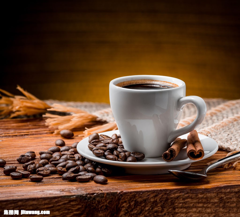 桌上的肉桂咖啡