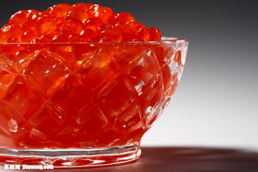 玻璃碗里的鱼子酱