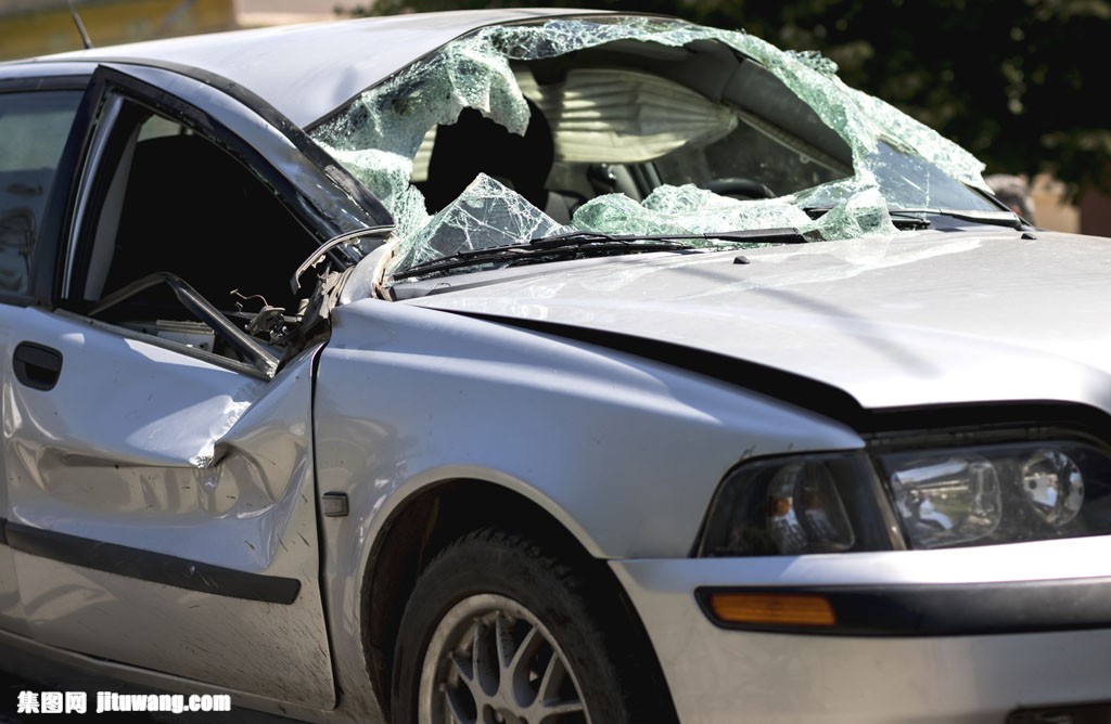 玻璃破碎的汽车图片