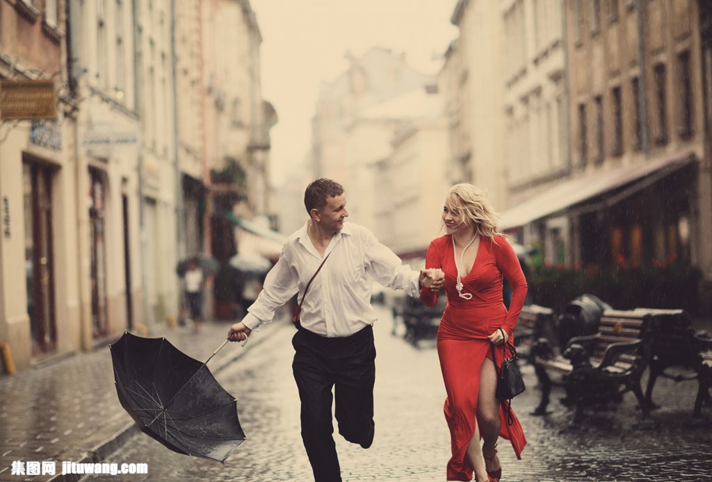 雨中奔跑的情侣