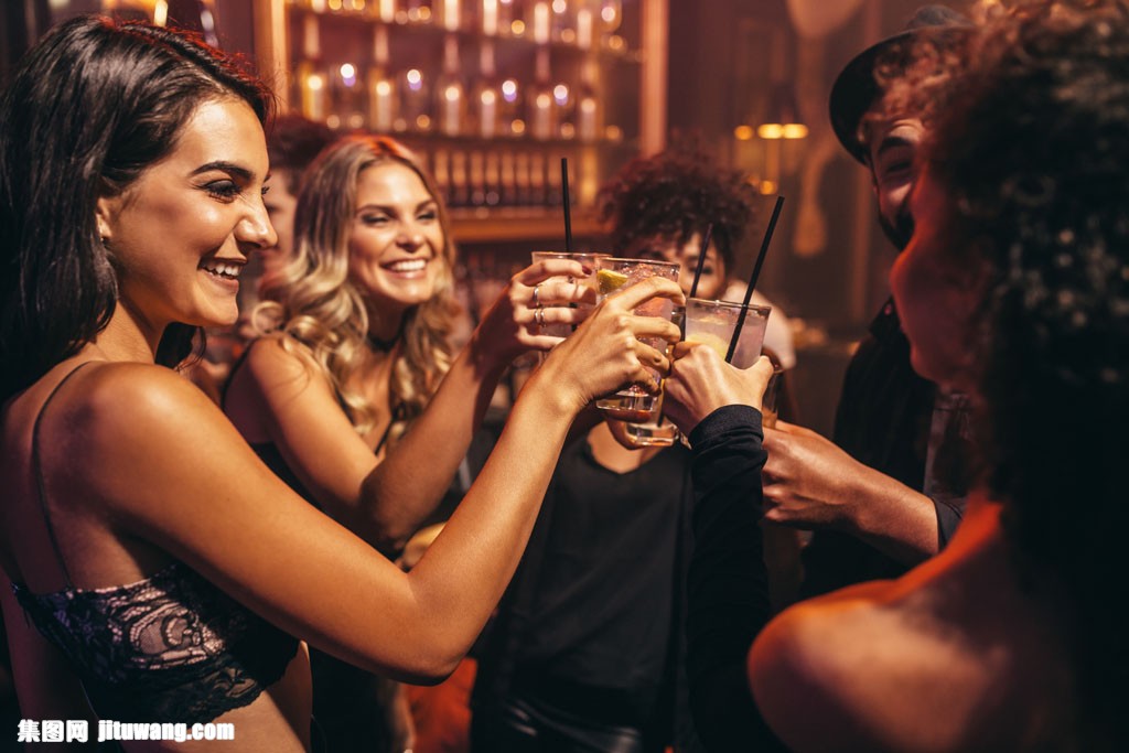 干杯的外国男女