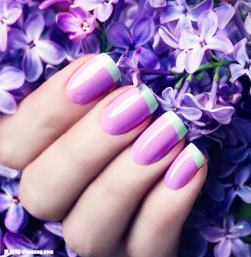 紫色花朵指甲油