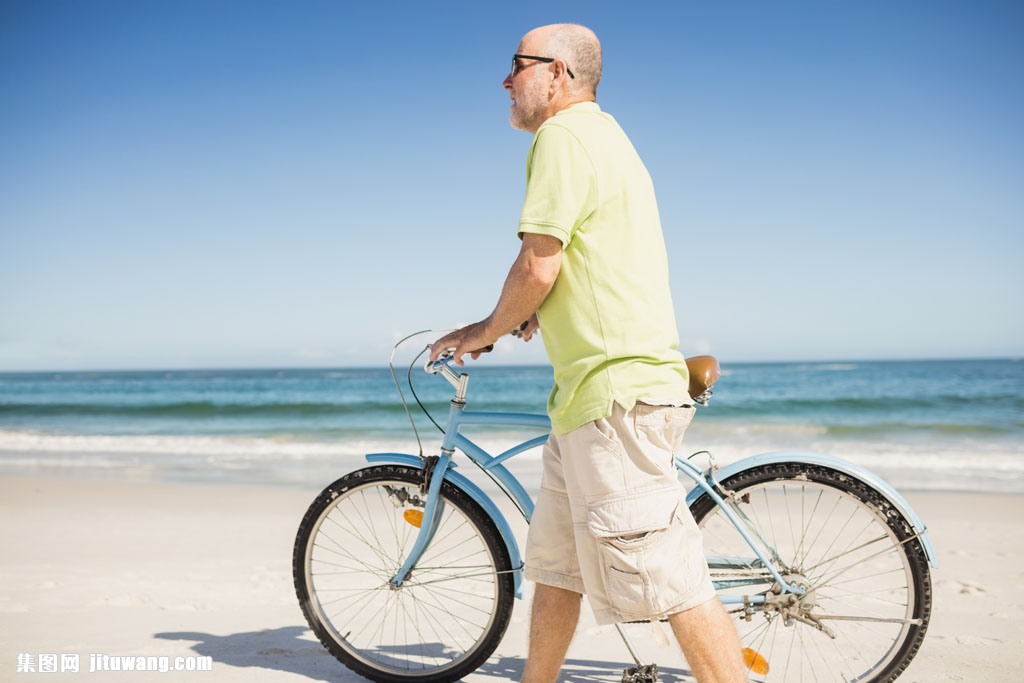 沙滩推自行车男人