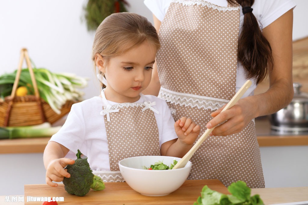 Happy_family_in_the_kitchen (3)