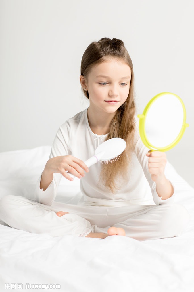 梳头发的女孩