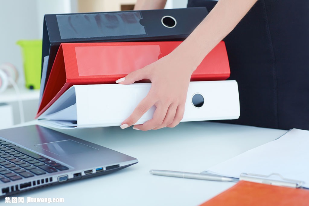 抱一堆文件商务美女