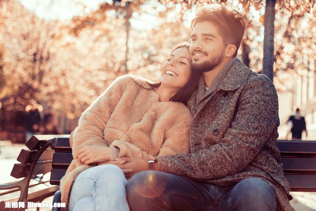 长椅依靠的恋人图片