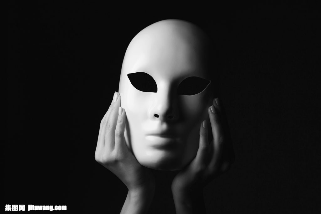 blond双手托面具女郎