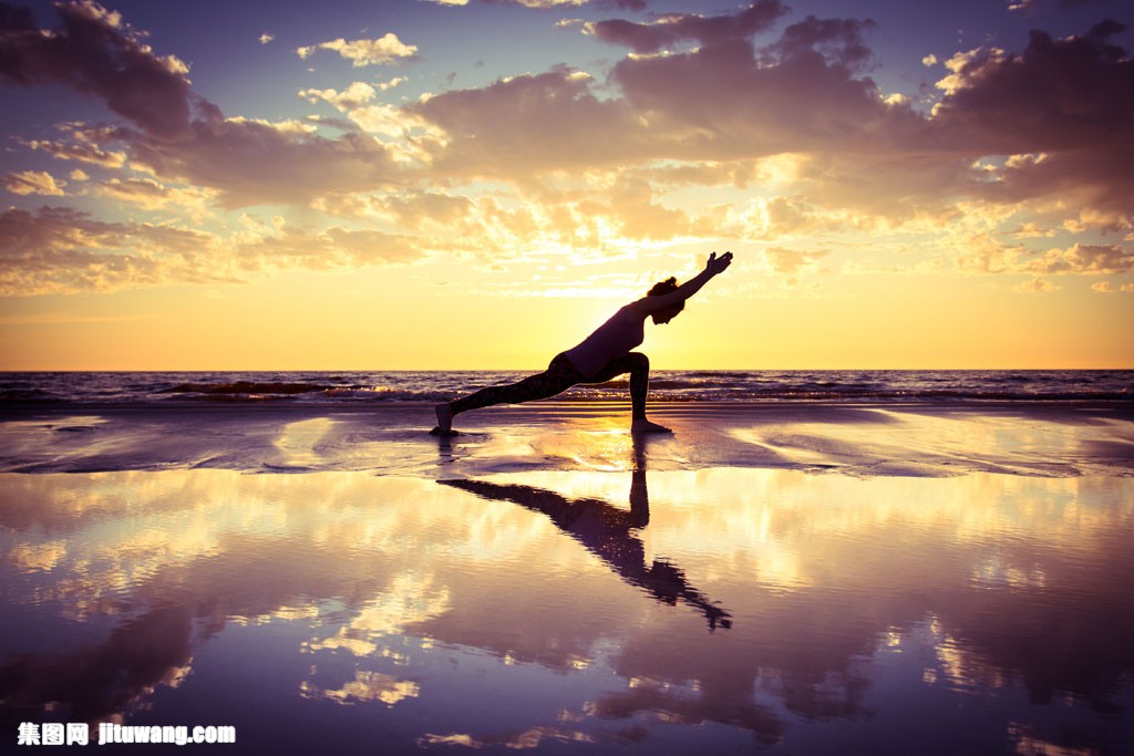 海岸练瑜伽的女士