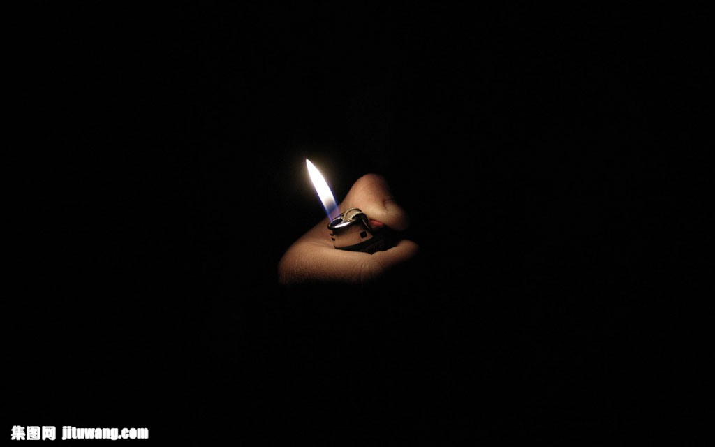 黑夜中的打火机壁纸