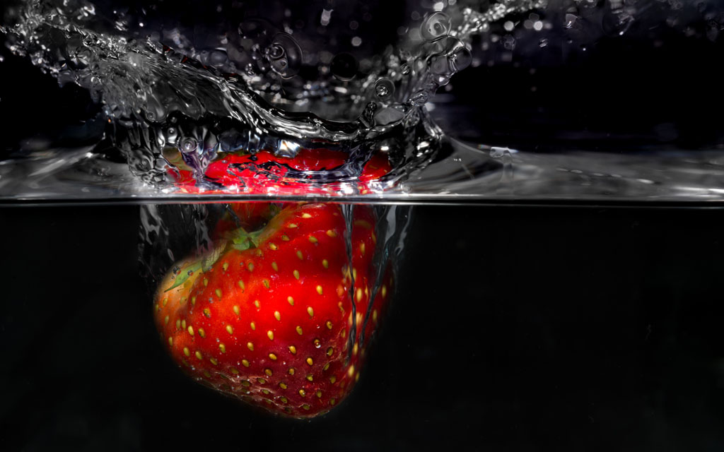 草莓泡在水里的壁纸图片