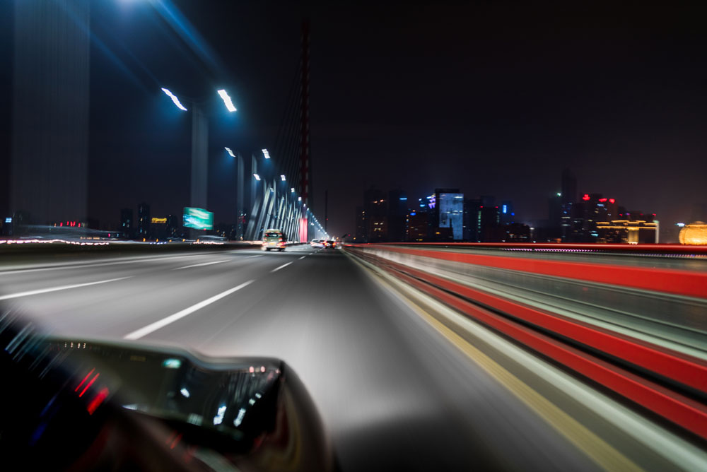 夜晚行駛的轎車