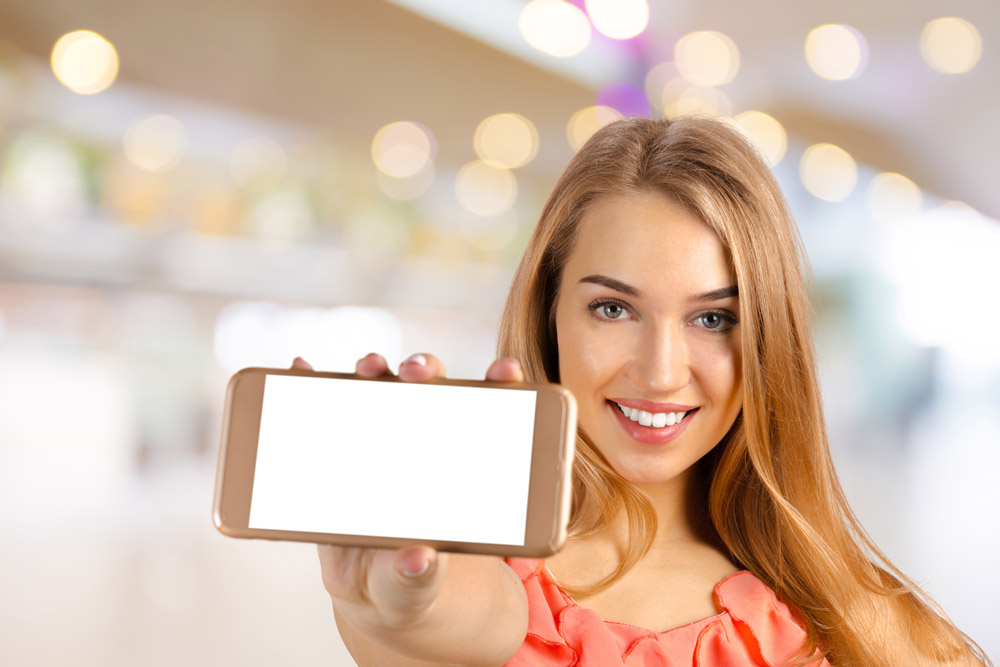 拿着手机的美女