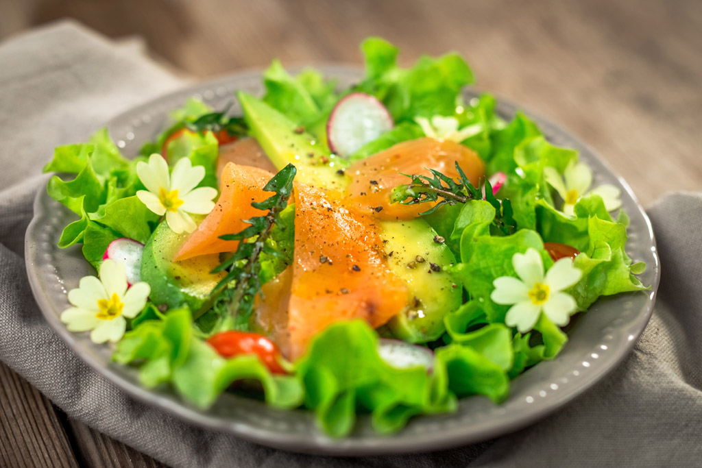 三文鱼蔬菜沙拉图片