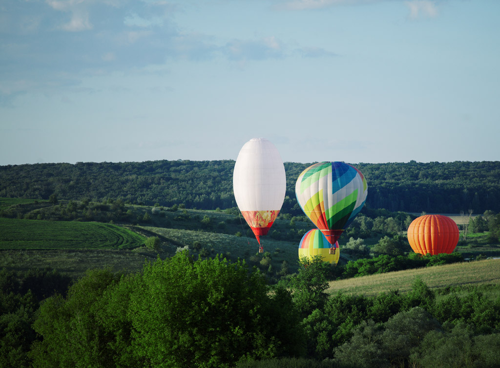树林热气球风景