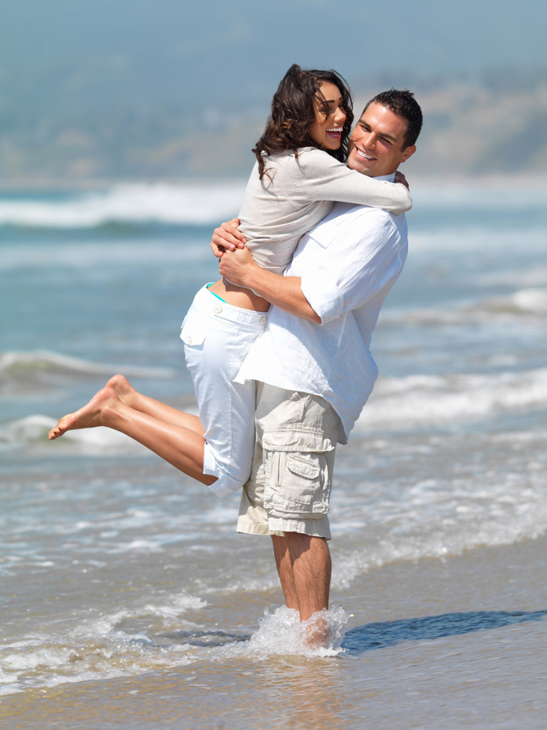 海滩拥抱的夫妻图片
