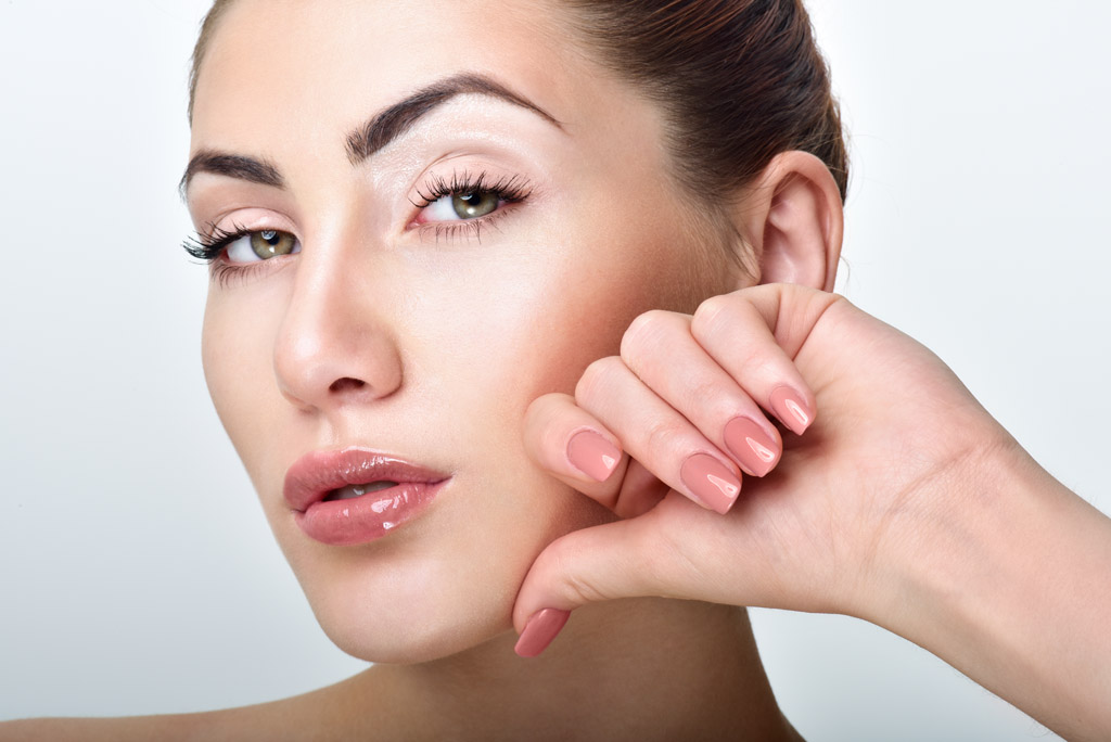 抚摸脸部的美女