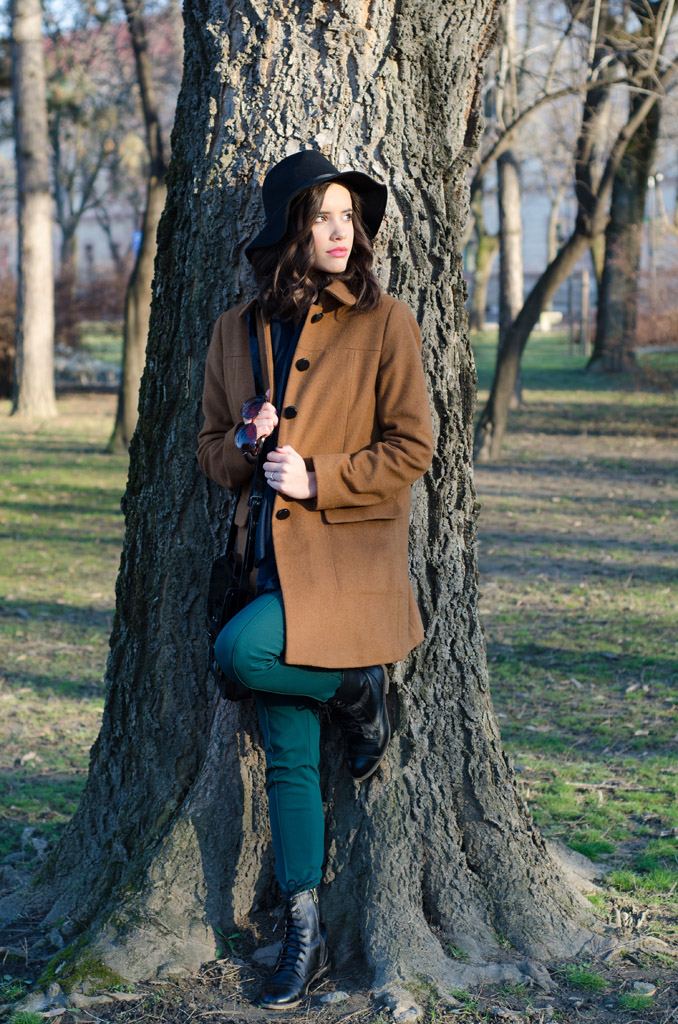 女性女人 背靠树的美女 收藏 关键词:背靠树的美女图片下载,大树,呢子