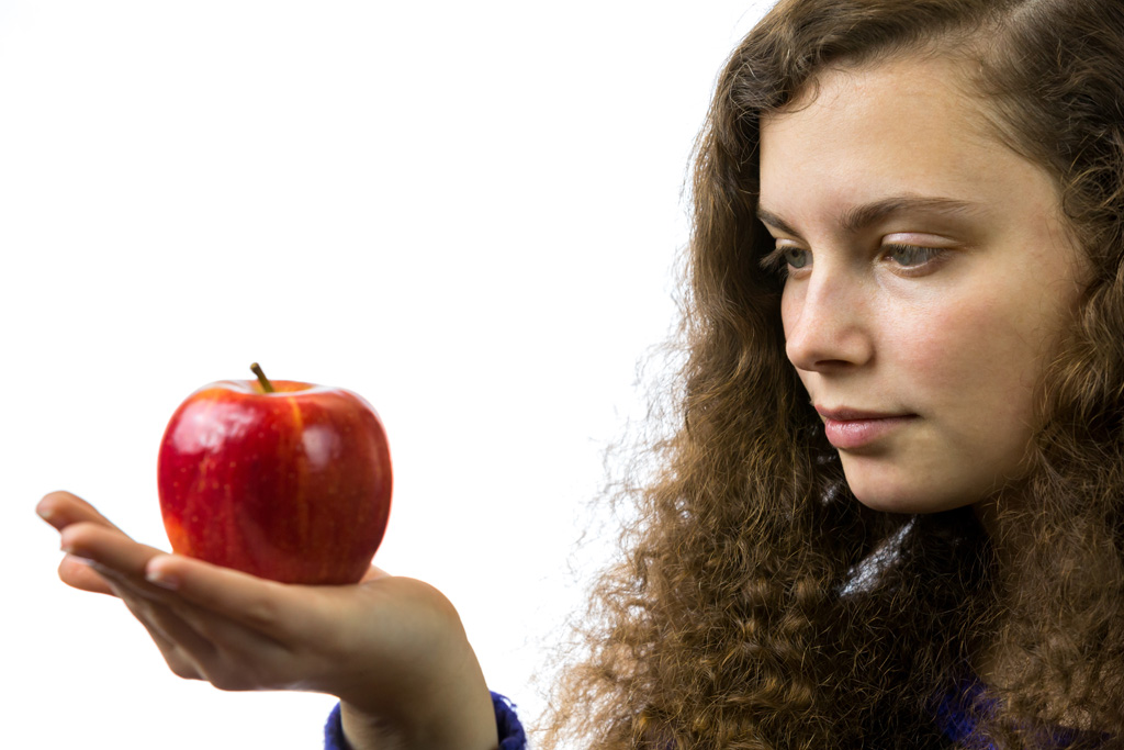 捧着苹果的美女图片
