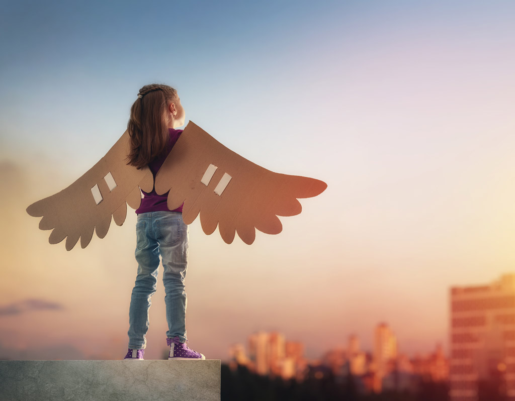 翅膀保护女孩子的图片图片
