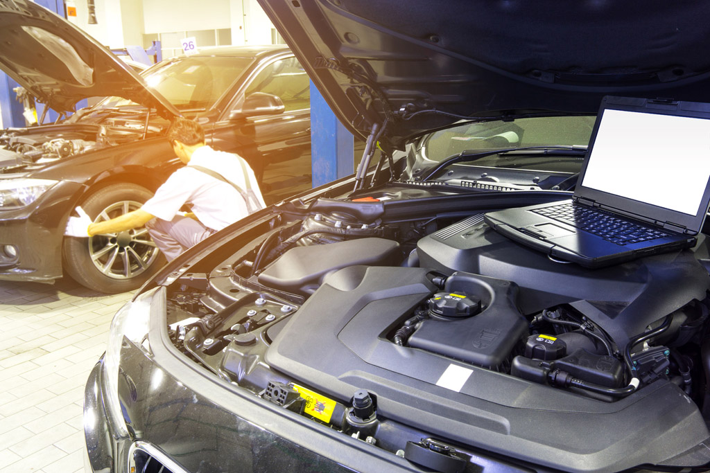 正在修车的男人图片