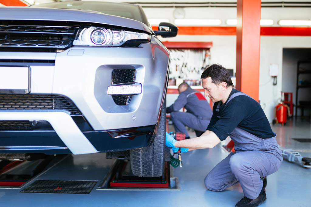 修小车的汽修工图片下载,汽修,修理工具,汽车修理,汽车修理中心,修车