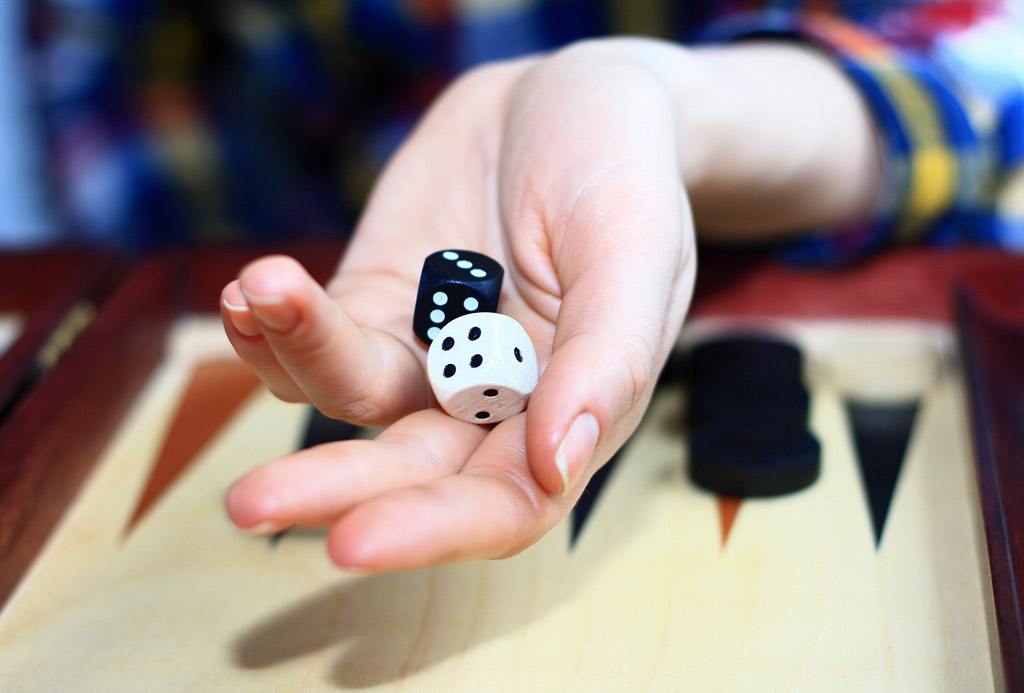 女人手里的黑白骰子图片下载,女人手里的黑白骰子,骰子,黑白,手势