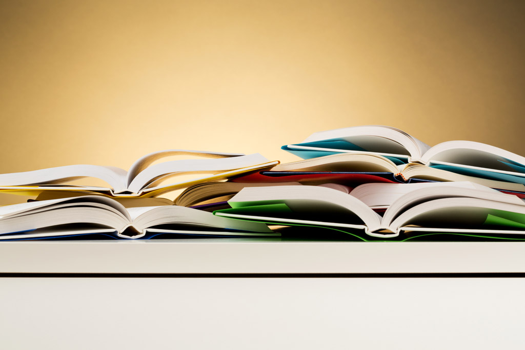 一堆彩色书本