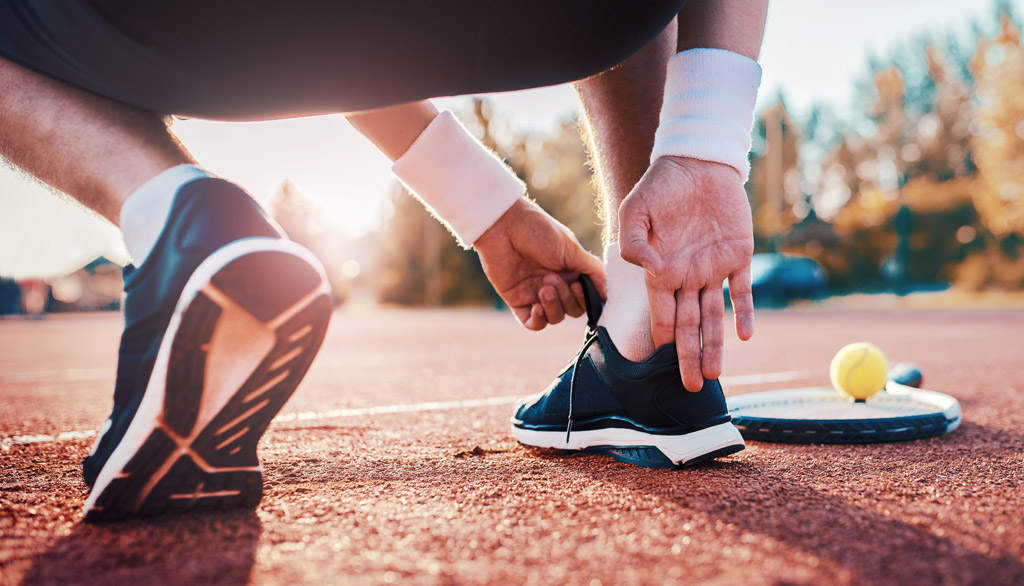 弄鞋子运动员图片