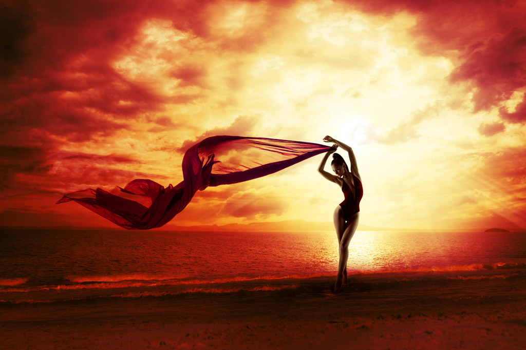 夕阳下的沙滩与美女