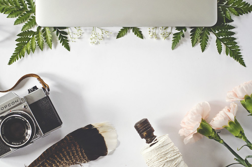 生活用品与花朵背景