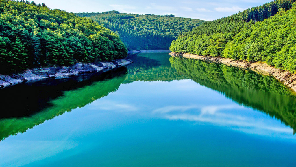 关键词:水面绿树图片下载,旅游风光,自然风光,风景壁纸,水面,绿树