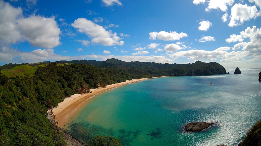 藍天下的山峰與大海