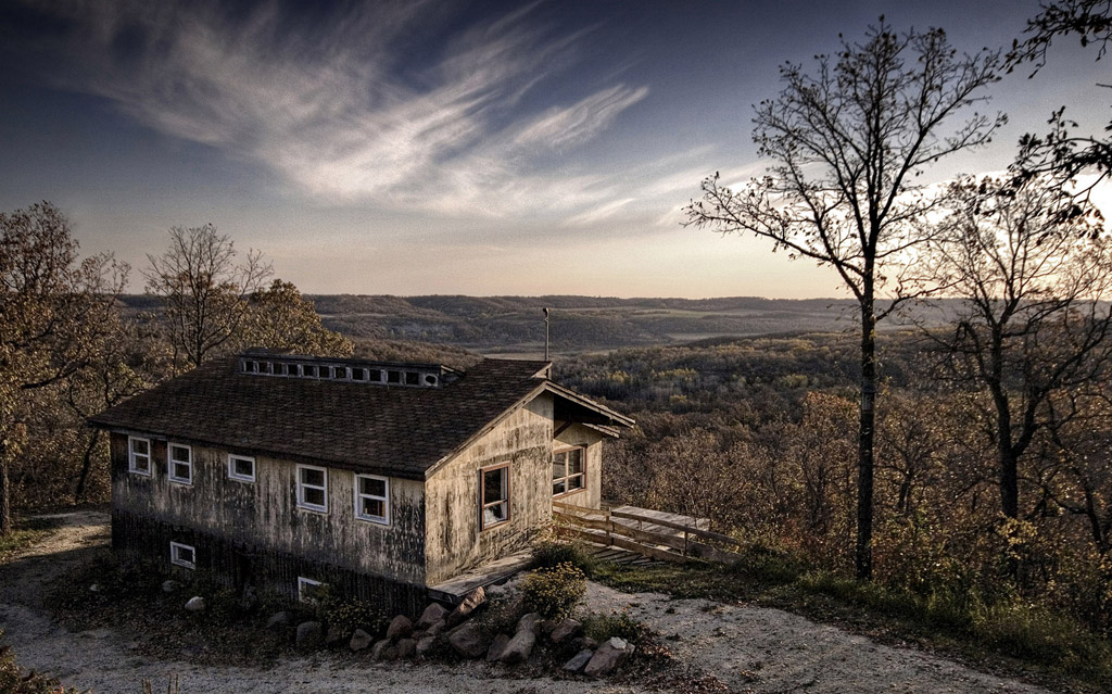 乡村树林与房子