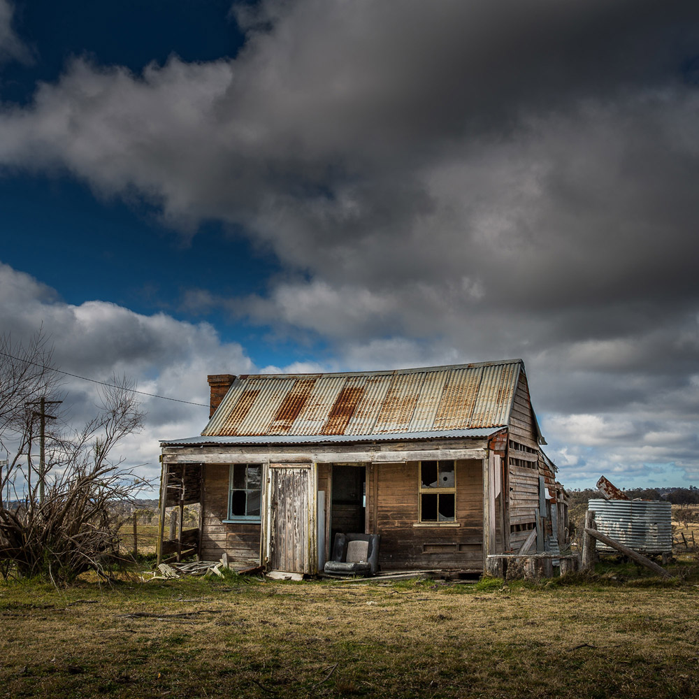 蓝天草地旧屋图片