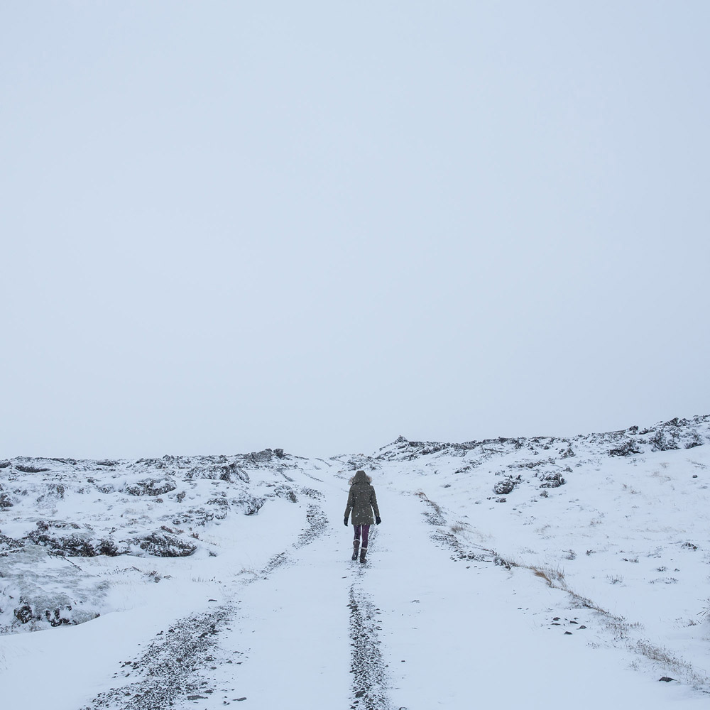 雪景一个人行走的图片图片