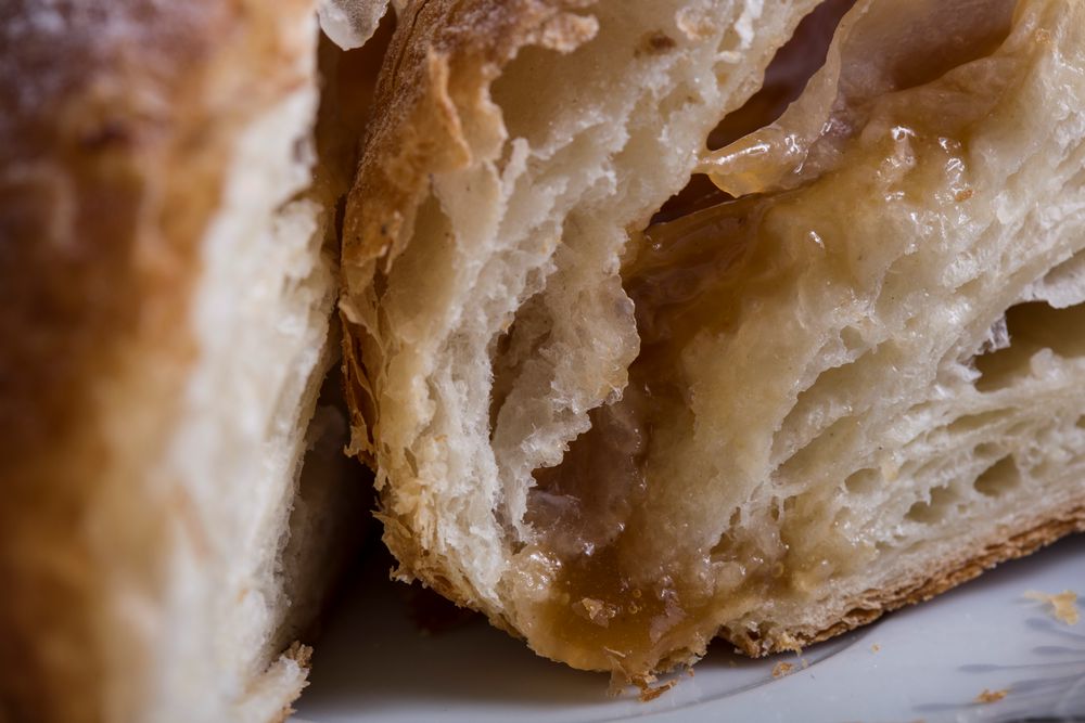 撕开的面包图片