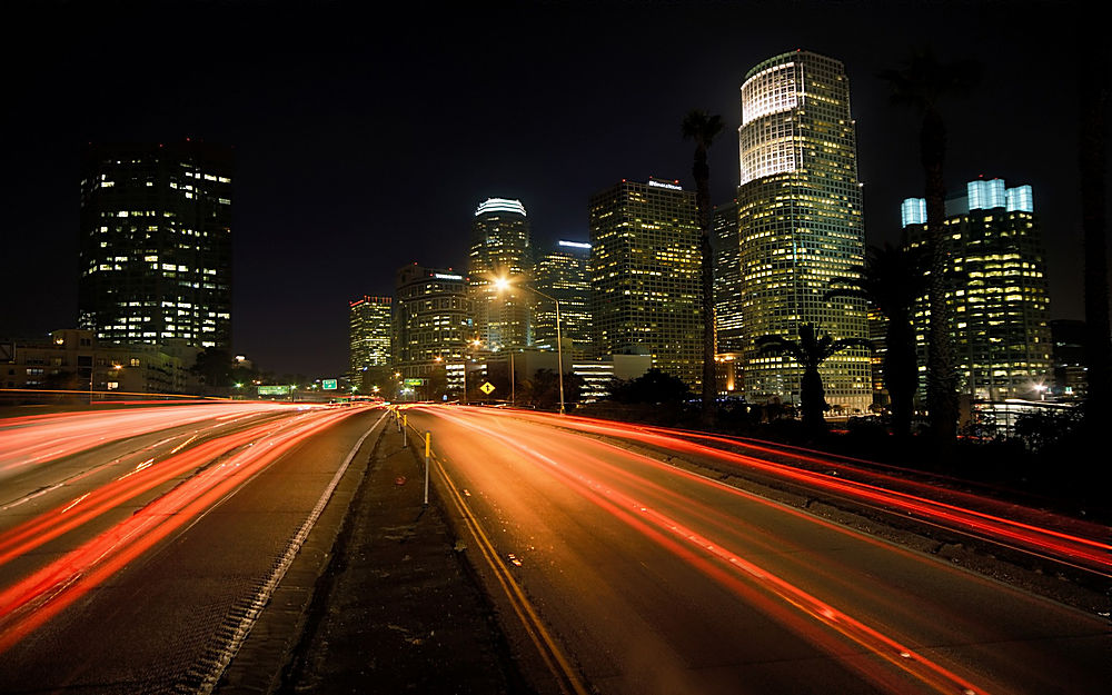 长时间曝光的城市道路夜景 第1页